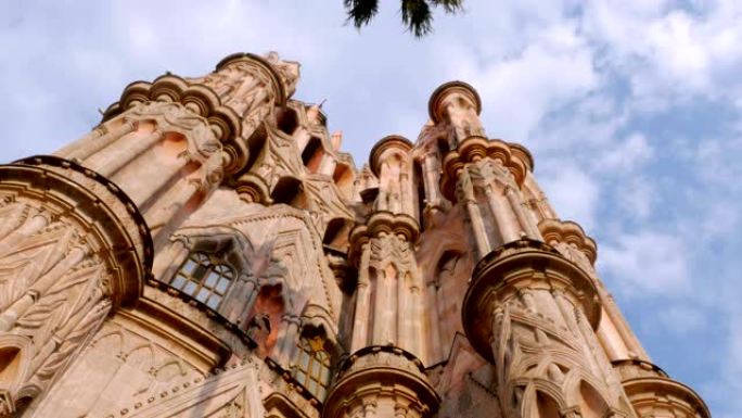 墨西哥圣米格尔·德·阿连德的Parroquia教堂的低角度