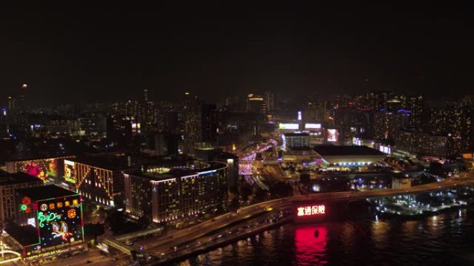 香港空中v126在九龙湾上空低空飞向海底隧道入口，在夜间2/17