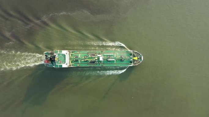 鸟瞰图油船油轮全速，具有美丽的波浪图案，用于运输或能源概念背景。
