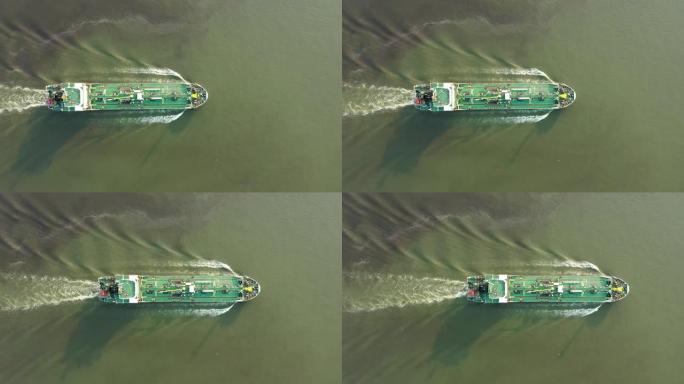 鸟瞰图油船油轮全速，具有美丽的波浪图案，用于运输或能源概念背景。