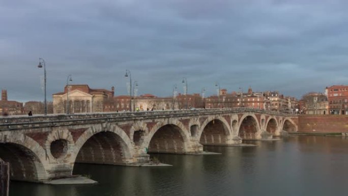 法国图卢兹的Pont Neuf桥 (白天到晚上的时间流逝)