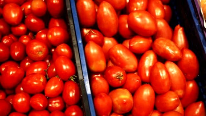 市场上塑料盒中的新鲜西红柿