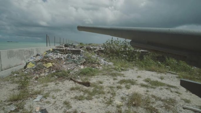 基里巴斯海滩上的军用大炮。