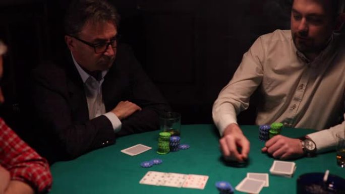 赌徒在黑暗的房间里玩扑克