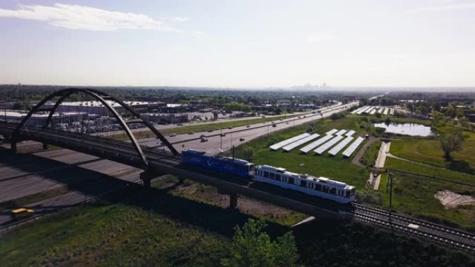丹佛火车交通列车机车动车行驶穿过桥大桥