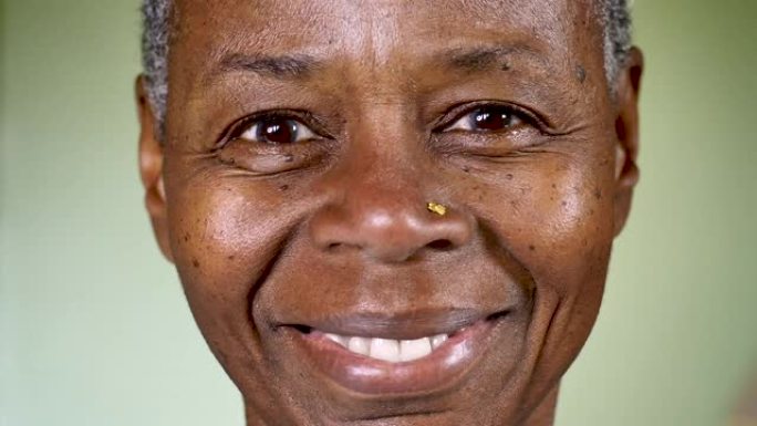 一个美丽的成熟成年高级黑人女性微笑的极端特写肖像
