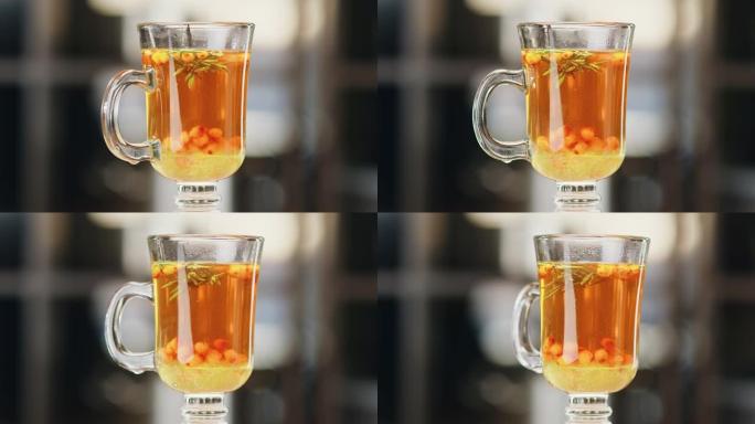 旋转杯带有草药和新鲜浆果的热茶。在红色乌鸦4k电影摄像机上拍摄