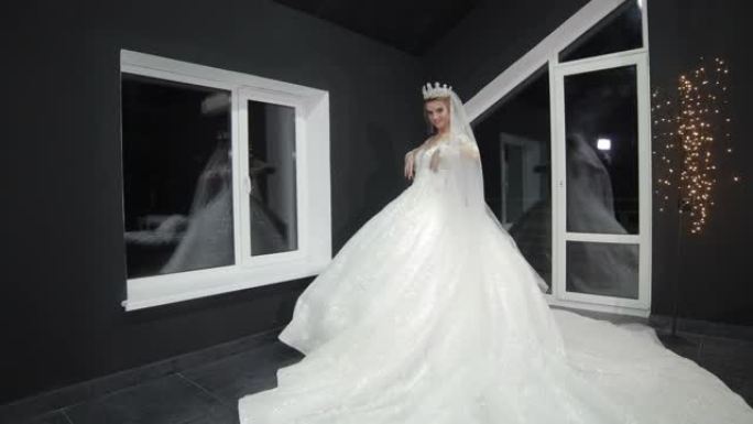 头上戴着皇冠的新娘穿着白色婚纱，露出笑容