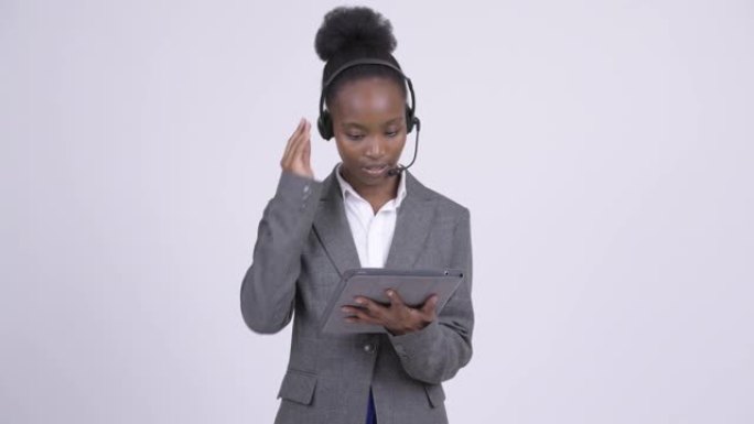 强调年轻的非洲女商人是数字平板电脑的呼叫中心代表