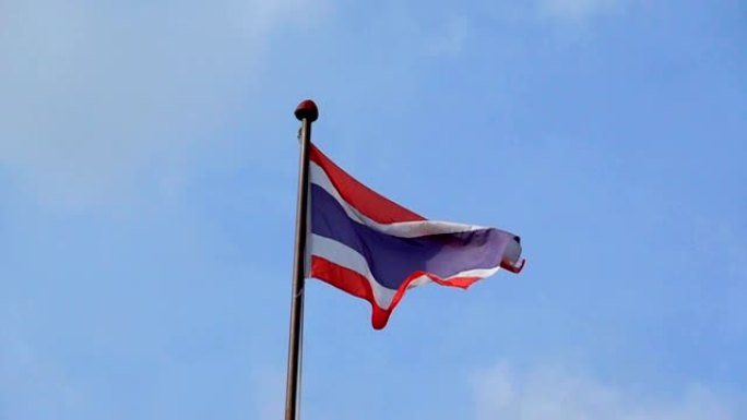 慢镜头泰国国旗与蓝天背景