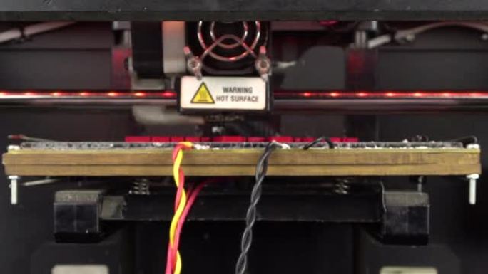 3D diy打印机在timelapse中打印塑料机械零件。一种开源diy 3d打印机正在打印齿轮和滑