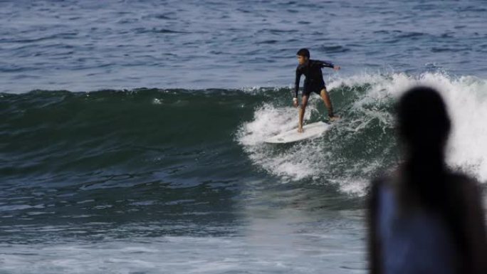 爪哇印度尼西亚的帅哥冲浪绿波的特写慢动作镜头