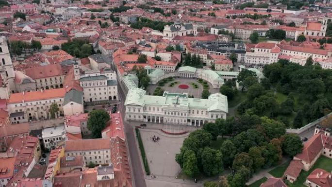 立陶宛维尔纽斯-2019年7月: 旧城中心和维尔纽斯总统府屋顶的鸟瞰图。