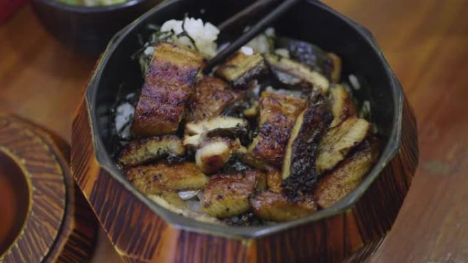 顶部饭碗 (donburi) 上的鳗鱼 (Unagi)