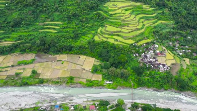 山峡谷中的村庄和河流，俯视图。风景，高地的村庄。菲律宾吕宋岛科迪勒拉山的水稻梯田