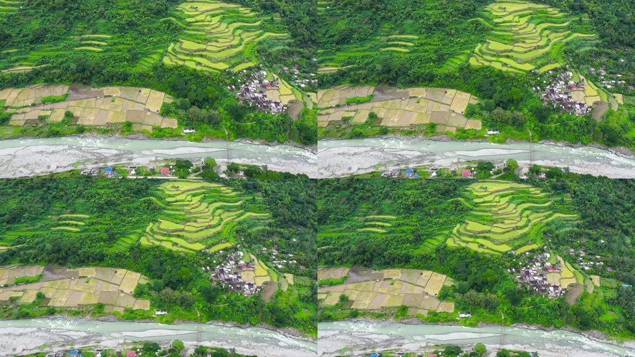 山峡谷中的村庄和河流，俯视图。风景，高地的村庄。菲律宾吕宋岛科迪勒拉山的水稻梯田