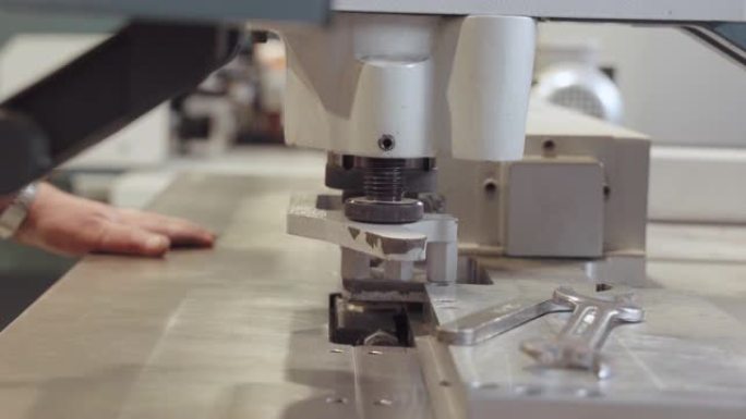 工业机器人在生产线上。金属工业中经营生产线机器。