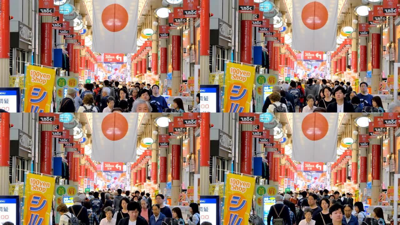 日本大阪购物中心内散步的人们的景色