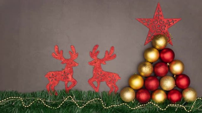 美丽的金色和红色装饰，灰色背景上有圣诞礼物 -- 停止运动