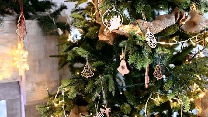 圣诞树装饰着闪闪发光的圣诞树玩具和闪亮的灯光。新年心情。
