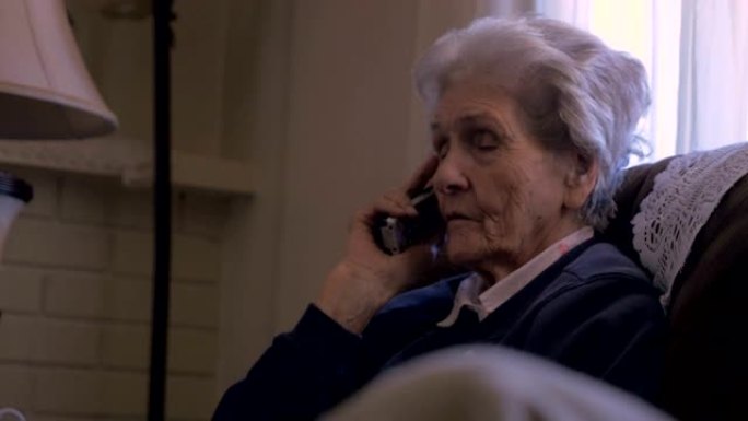 一名90岁的妇女在4k的无绳陆线电话上说话和听