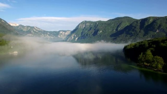 飞越斯洛文尼亚Bohinj湖上空的云层