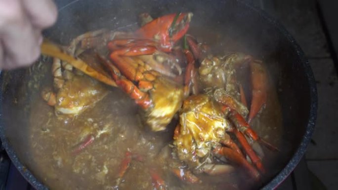烹饪新加坡标志性菜肴东南亚辣椒蟹美味海鲜
