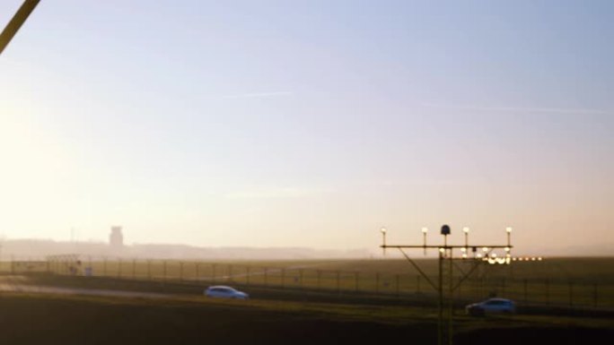 跑道进近照明系统上没有无人机区域标志。机场空域周边禁止无人机飞行标志。背景中的机场基础设施和建筑物，
