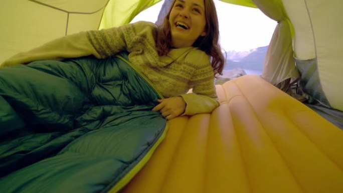 女人躺在帐篷里，可以看到Senja岛上的山