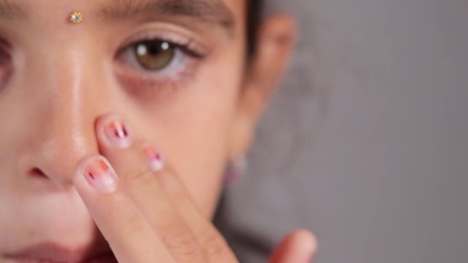 儿童触摸她的鼻子的极端特写-概念显示，以防止和避免触摸你的鼻子。防止新型冠状病毒肺炎或冠状病毒传播或