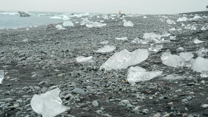 冰岛黑钻石海滩上的北极冰融化。