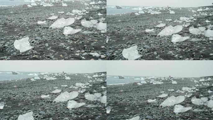 冰岛黑钻石海滩上的北极冰融化。