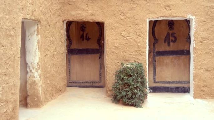突尼斯传统粘土屋的木门。