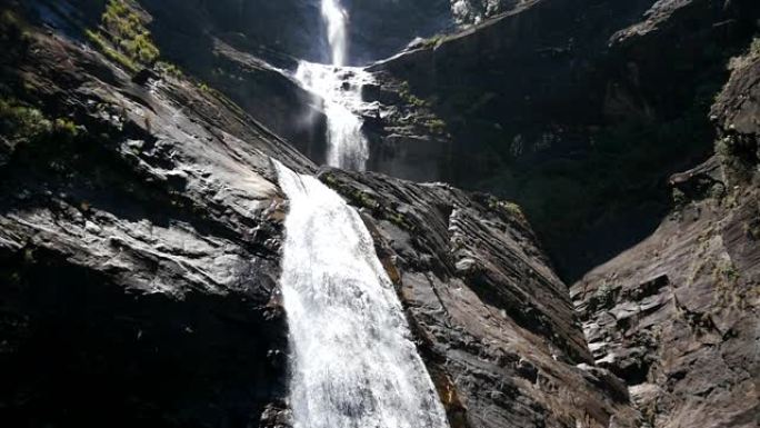 热带雨林中垂直岩石悬崖面上层叠的令人惊叹的多层瀑布。亚洲岛的山上有淡水流。美丽的自然背景。起重机射击