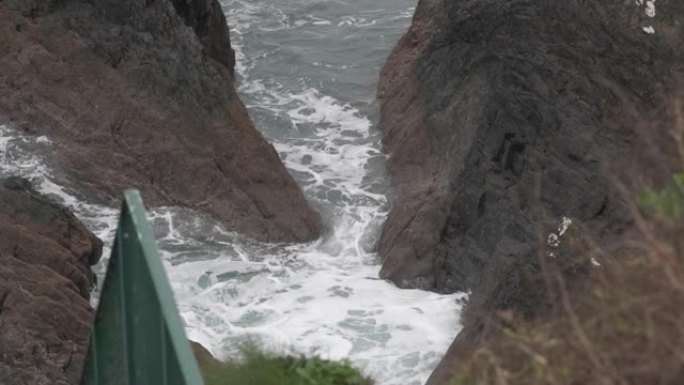 梅瓦吉西的海浪穿过岩石