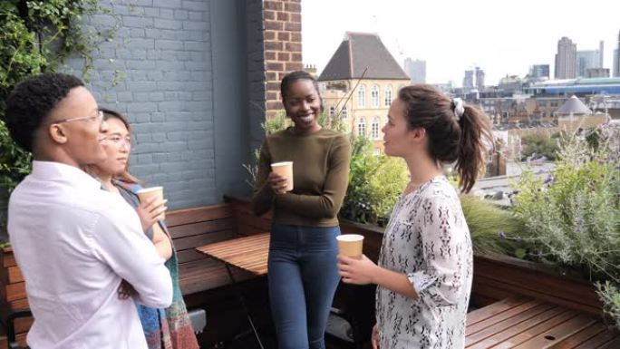 一群不同的千禧一代喝咖啡和聊天，慢动作视频