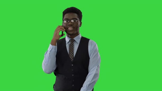 非洲裔音乐家在绿色屏幕上吹喇叭，色键