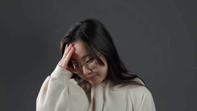 年轻的亚洲女人做脸脸手势的肖像，就像不，我忘了。长发不快乐的韩国女人感到悲伤，遗憾，戏剧，失败。我她
