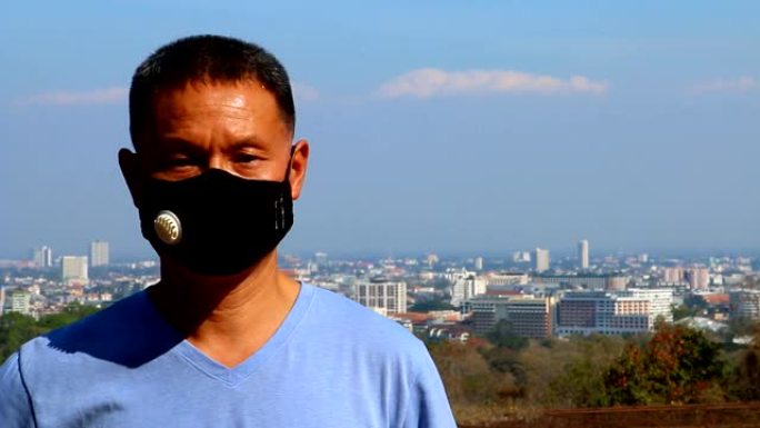 男子戴带城市景观的卫生口罩