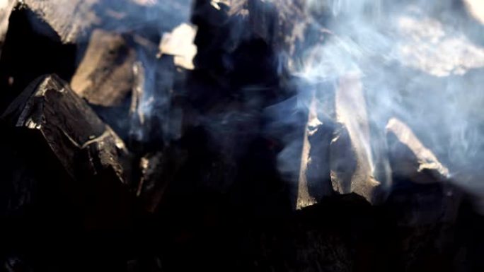 木炭的特写开始在厨房烤架中燃烧。