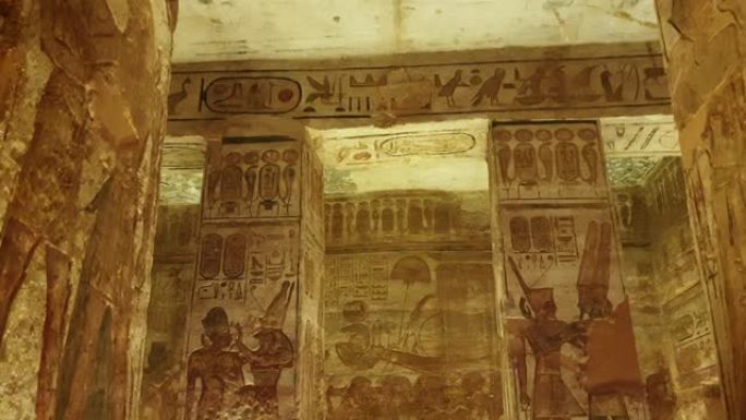 法罗阿墓的场景装饰在国王埃及谷的柔和色调内部
