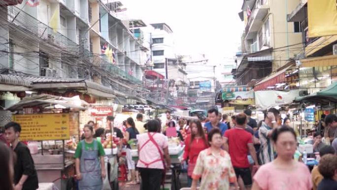 在泰国曼谷市的街头市场上行走的人群。