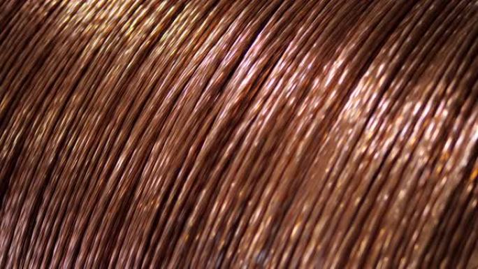 在工厂，近距离铜线缠绕在大线圈上，用于制造电缆。