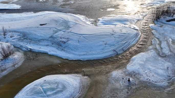 航拍早春残雪消融的河流