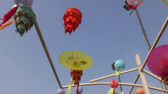 节日的彩色灯笼和灯具展出。