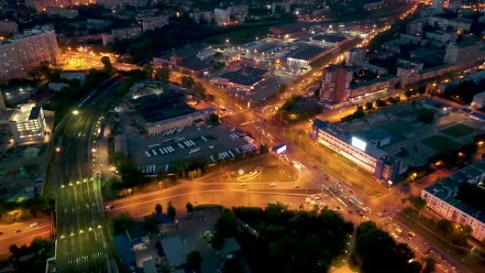 俄罗斯叶卡捷琳堡市独特的立交桥。彩色夜景照明。背景天际线的Eltsyn中心。空中无人机向前飞行。