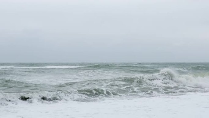 波涛汹涌的海上日的日本海景观。