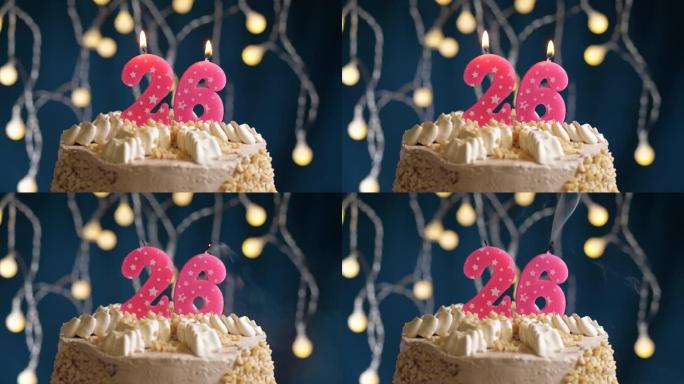 蓝色背景上有26个粉色蜡烛的生日蛋糕。蜡烛吹灭了。慢动作和特写视图