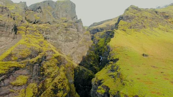 冰岛戏剧性山区景观的航拍视频。