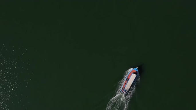 泰国海上鸟瞰船和旅游假期